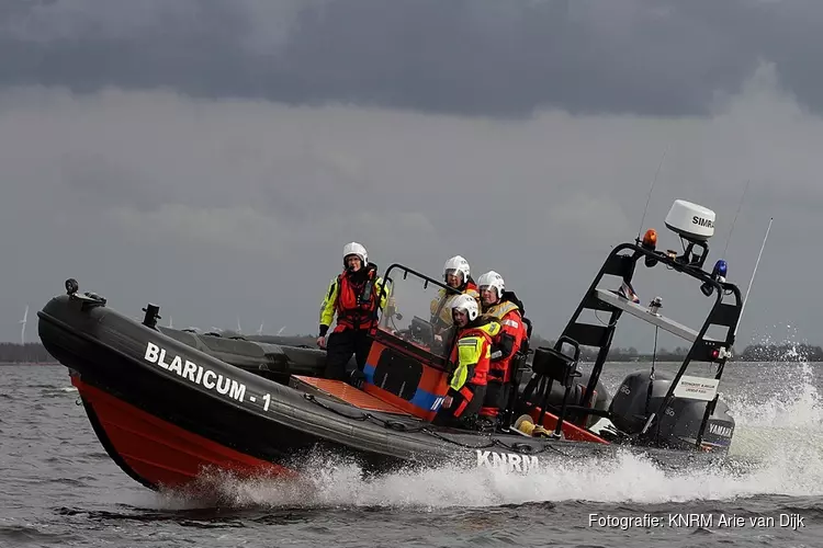 Zeilboot slaat om, opvarenden zwemmen twee uur naar jachthaven Eemnes