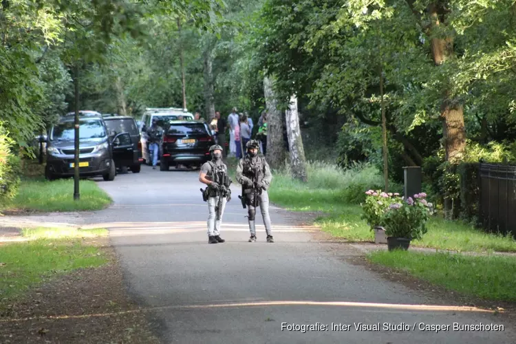 Politie valt villa binnen in Naarden