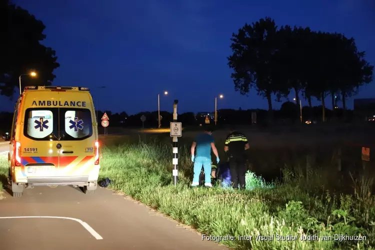 Scooter met twee opzittenden te water in Muiden