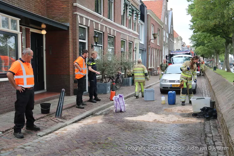 Brandweer verwijderd vuile stof aan Herengracht Muiden