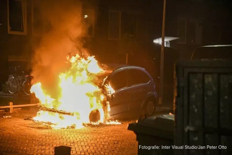 Auto door brand verwoest in Hilversum