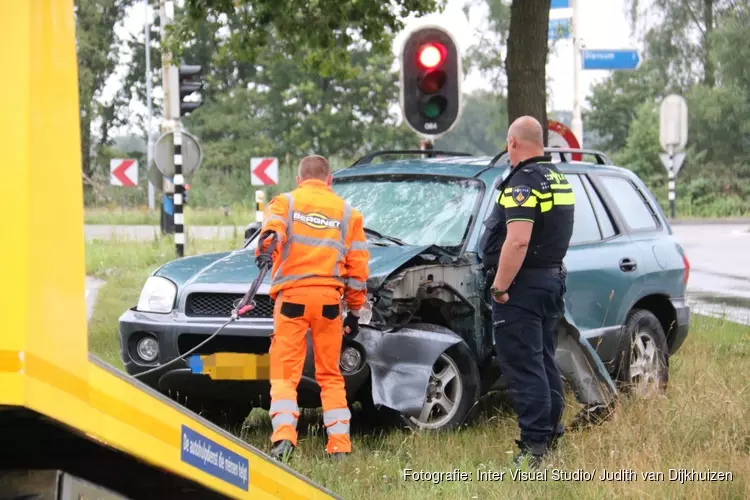 Auto rijdt tegen boom in Huizen