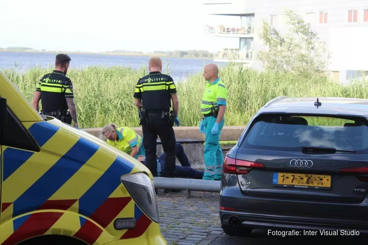 Fietser gewond naar ziekenhuis na botsing in Huizen