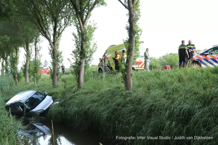 Auto belandt in sloot in Weesp