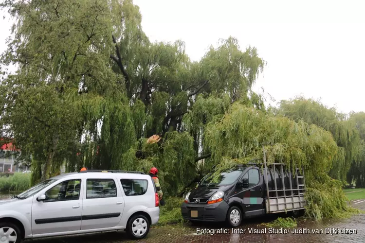 Grote tak breekt af en belandt op busje in Naarden