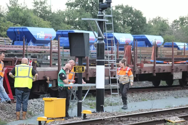 Goederenwagon ontspoort op rangeerterrein in Bussum