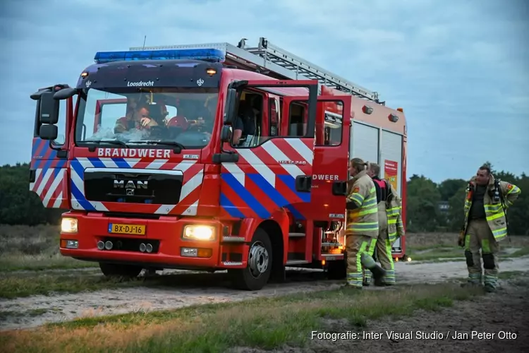 Brandweer blust kampvuur op heide bij Hilversum