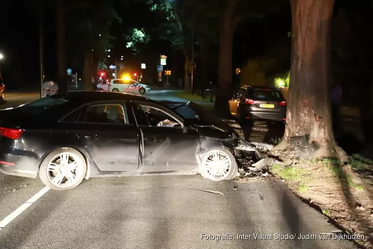 Auto crasht tegen boom in Huizen