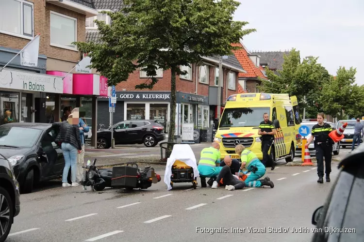 Maaltijdbezorger gewond na botsing in Bussum