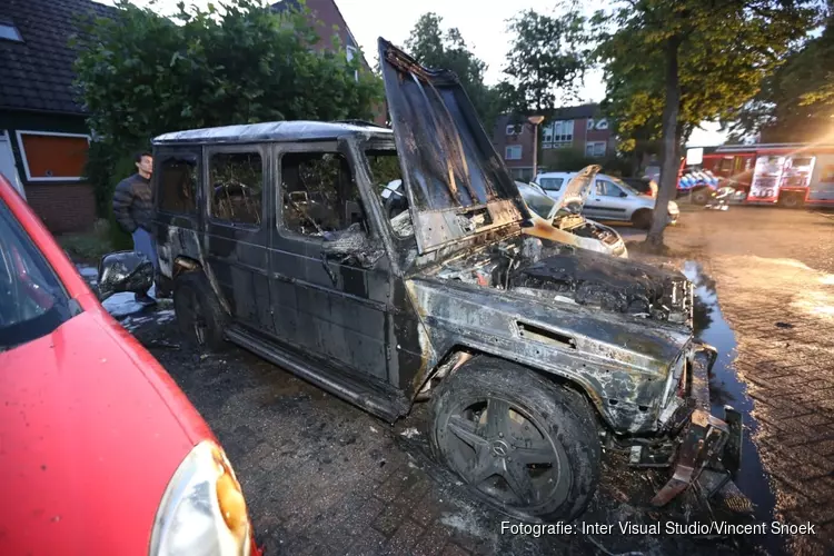 Twee auto&#39;s total los bij brand in Huizen