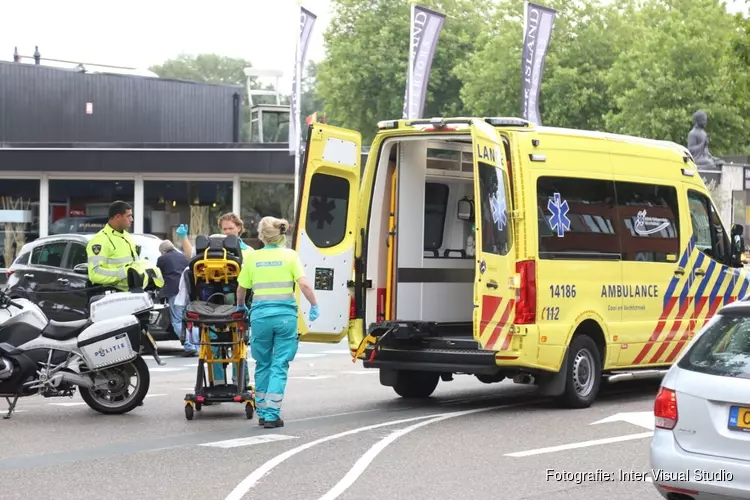 Fietsster wordt aangereden op kruispunt Huizen