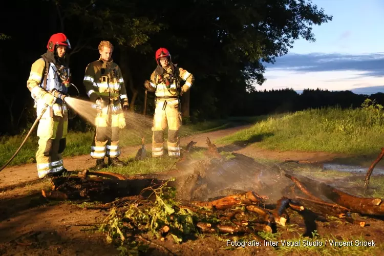 Verlaten kampvuur in Huizen geblust door brandweer