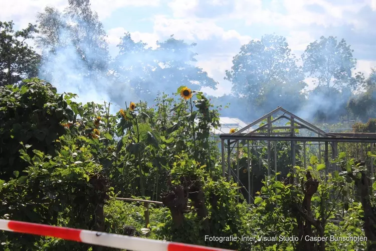 Tuinhuisje in Naarden vat vlam