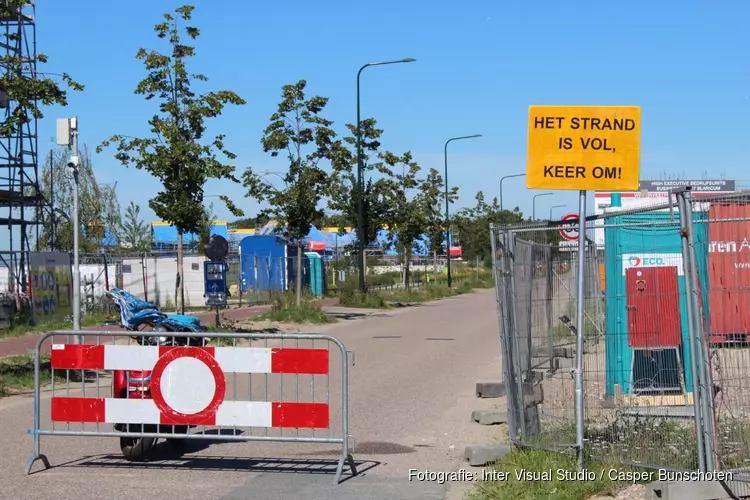 Gemeente Blaricum grijpt in bij drukte Stichtse Strand, parkeerplaats afgesloten