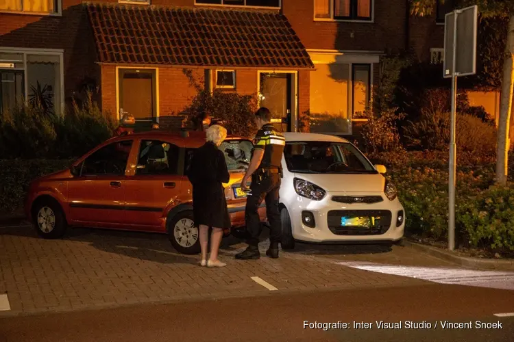 Automobilist vlucht na botsing met geparkeerde auto&#39;s