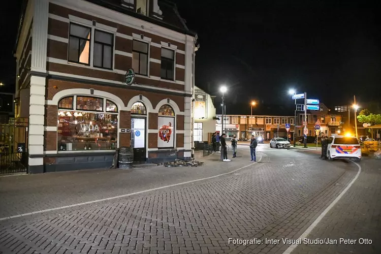 Auto knalt tegen restaurant in centrum Hilversum