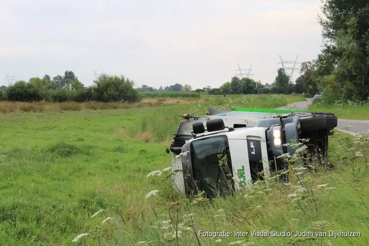 Vrachtwagen van gemeente beland in greppel Weesp