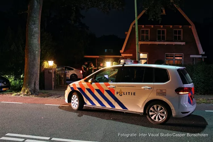 Auto belandt in tuin van woning in Huizen