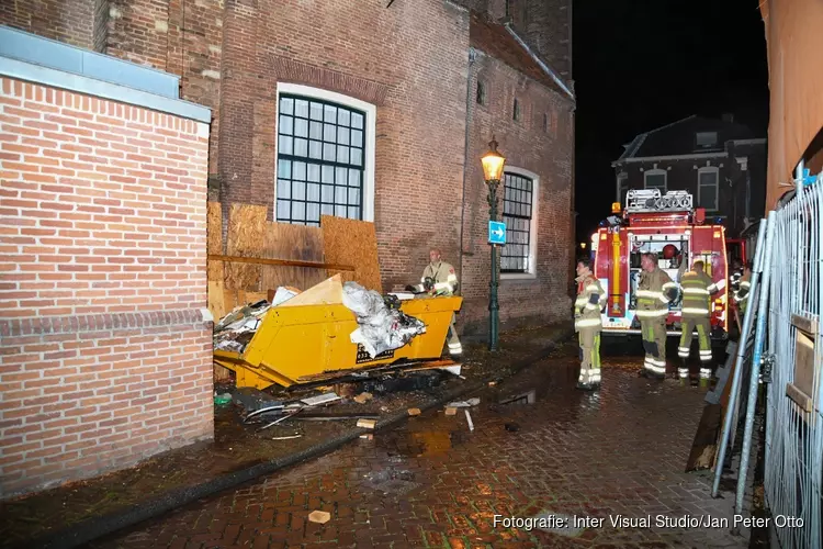 Brandende container brengt historische kerk in gevaar