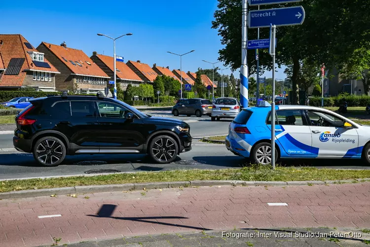 Rij-instructeur naar ziekenhuis na aanrijding in Hilversum