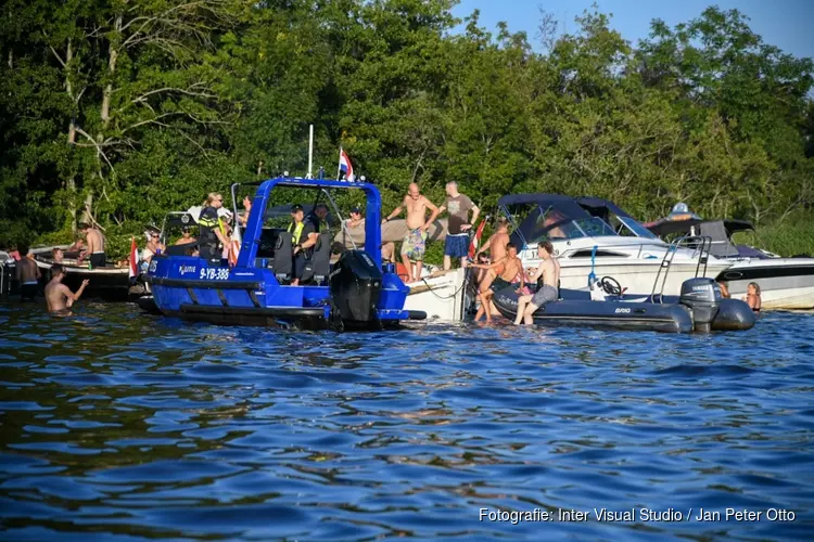 Sloep zinkt vlakbij Drecht in Loosdrecht