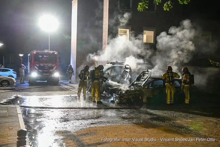 Twee auto&#39;s in vlammen op in Huizen