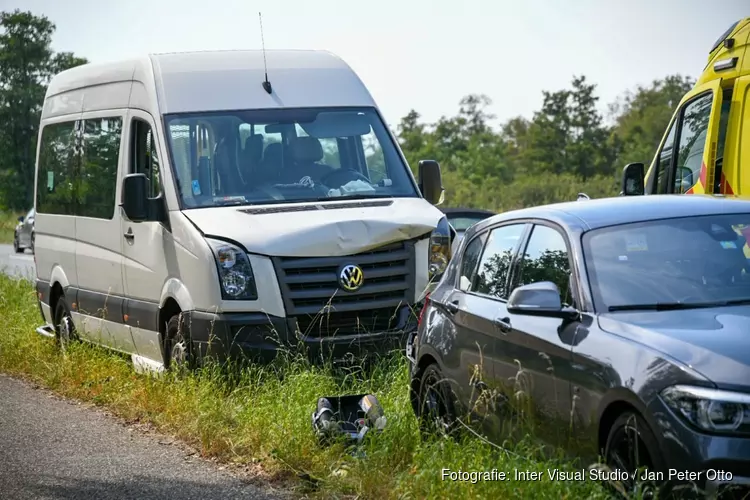 Ongeval tussen taxibusje en auto in Kortenhoef