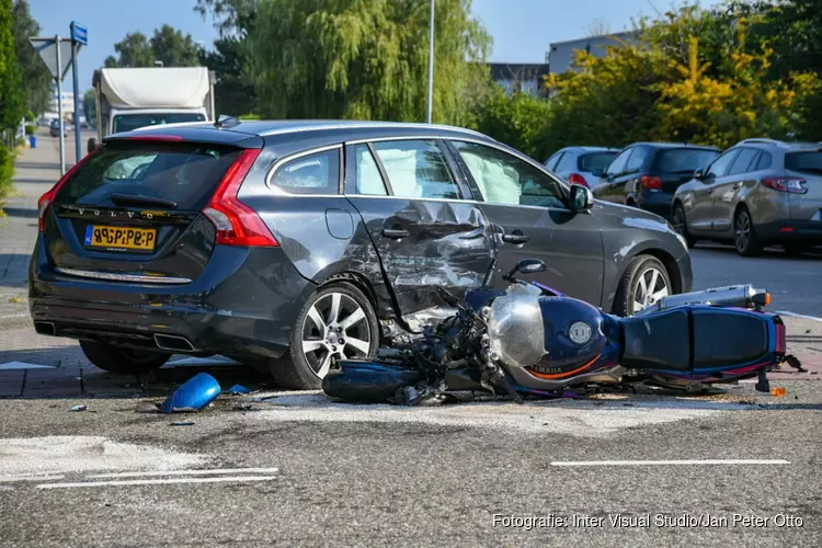 Ongeluk tussen auto en motor Weesp