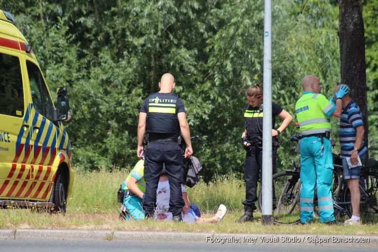 Twee fietsers lichtgewond na botsing in Huizen