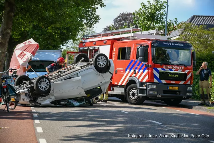 Auto slaat over de kop in Kortenhoef