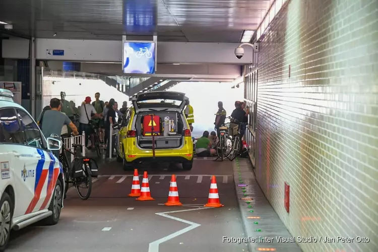 Fietsters botsen in stationstunnel Hilversum, twee slachtoffers naar ziekenhuis