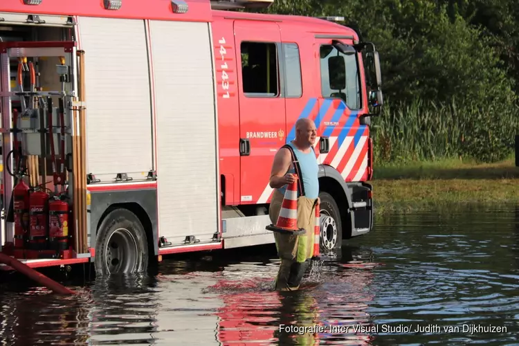 Muiden loopt onder na waterhoos