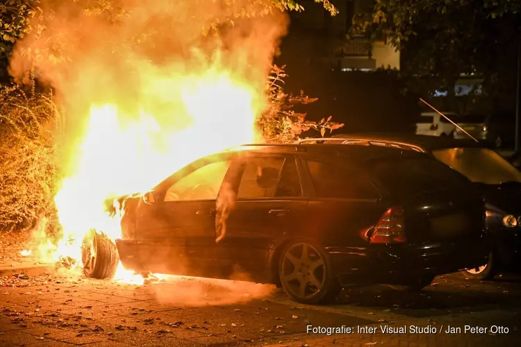 Auto in vlammen op in Hilversum