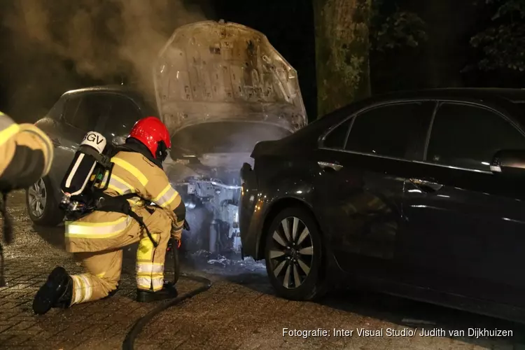 Twee auto&#39;s verwoest door brand in Weesp