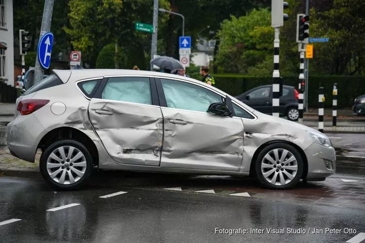 Lijnbus in botsing met auto in Hilversum