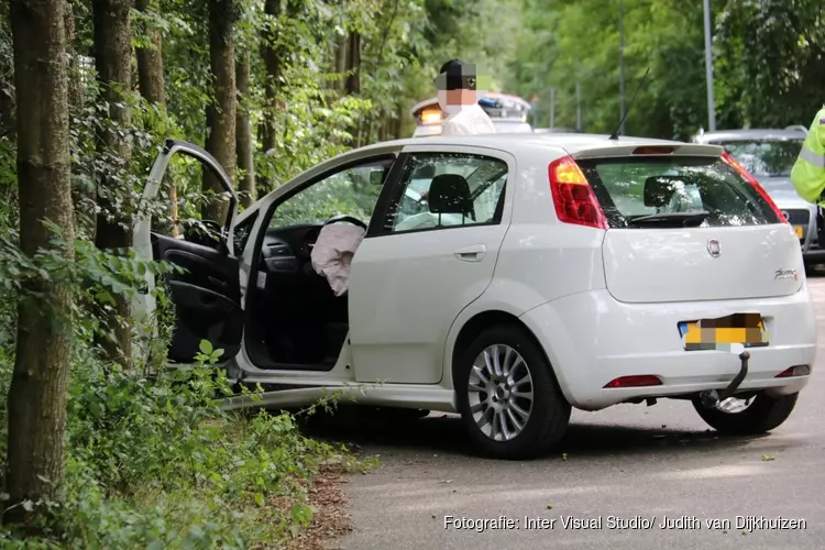 Auto knalt tegen boom in Hilversum