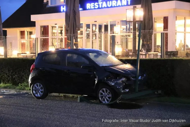 Auto crasht op parkeerplaats wegrestaurant Eemnes