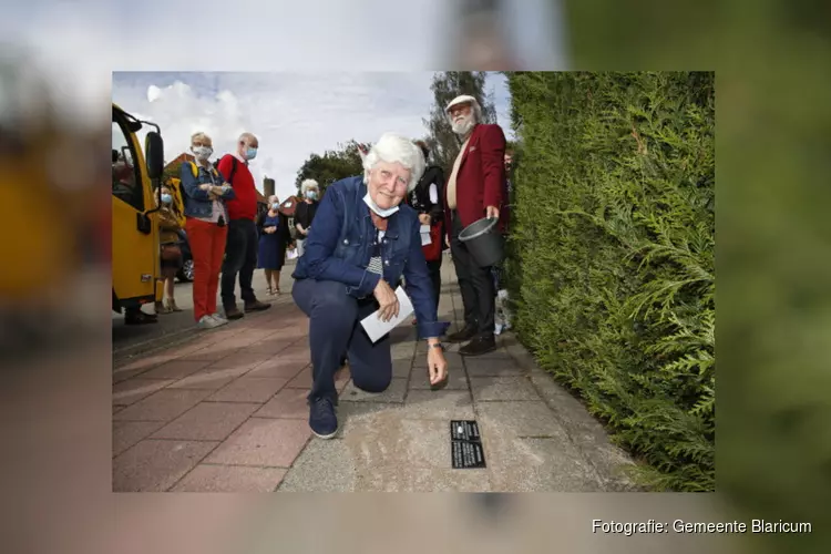 Leggen van struikelstenen Huizerweg