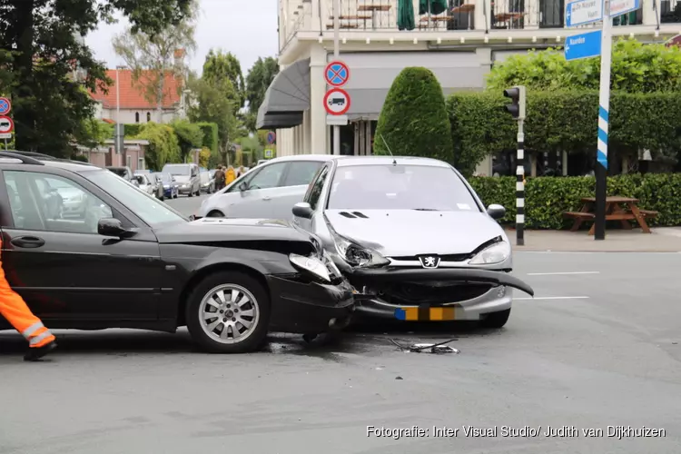 Flinke verkeerschaos in Bussum na ongeval op kruising