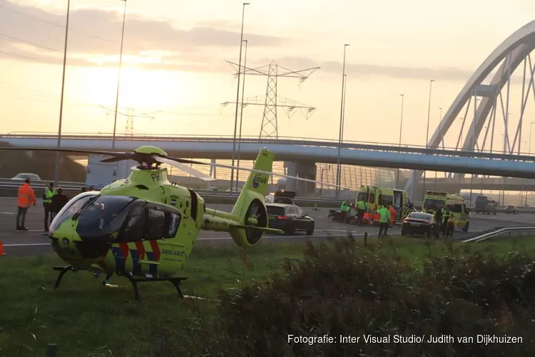 Persoon zwaargewond na ongeval op A1 Muiderberg