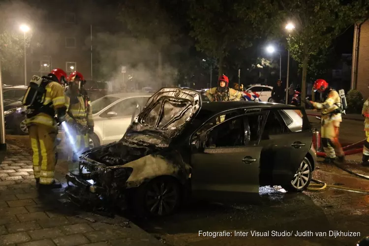 Auto brandt uit na harde knal in Bussum