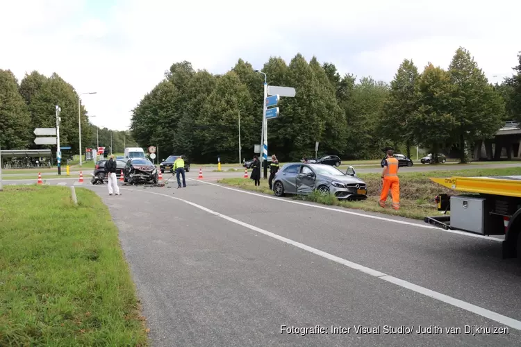 Twee auto&#39;s total loss na botsing Naarden