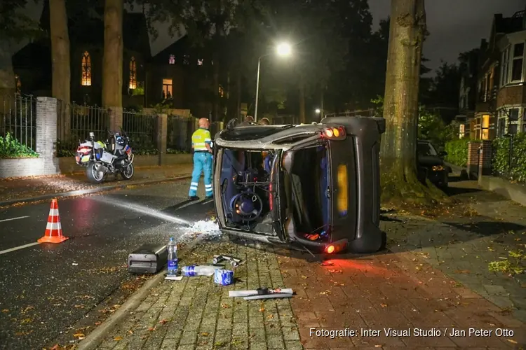 Auto belandt op z&#39;n kant in Hilversum, schade enorm