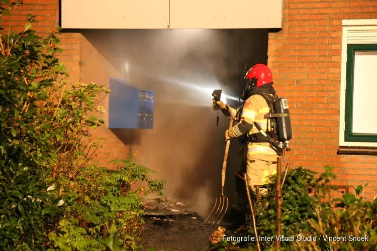 Brand in portiek Huizen zorgt voor veel rookontwikkeling