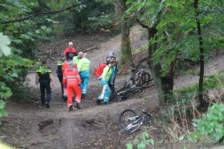 Mountainbiker zwaargewond na val in Huizen