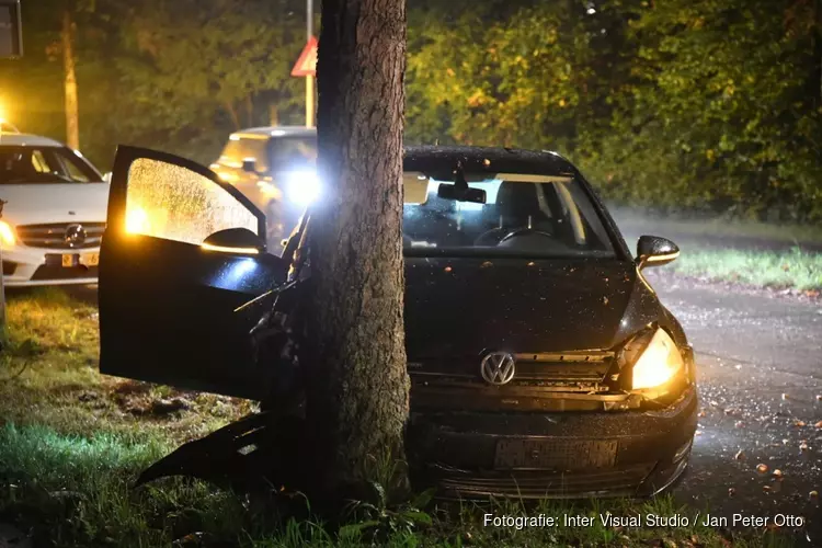 Auto tegen boom gereden in Hilversum