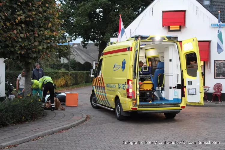 Maaltijdbezorger raakt gewond bij botsing in Blaricum, slachtoffer naar ziekenhuis