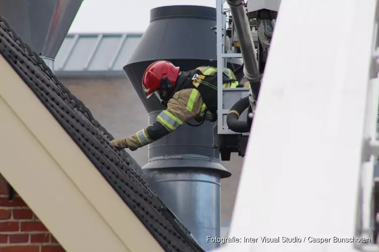 Middelbrand gebouw in Huizen