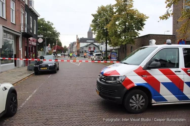 Vrachtwagen raakt bovenleiding op spoorwegovergang